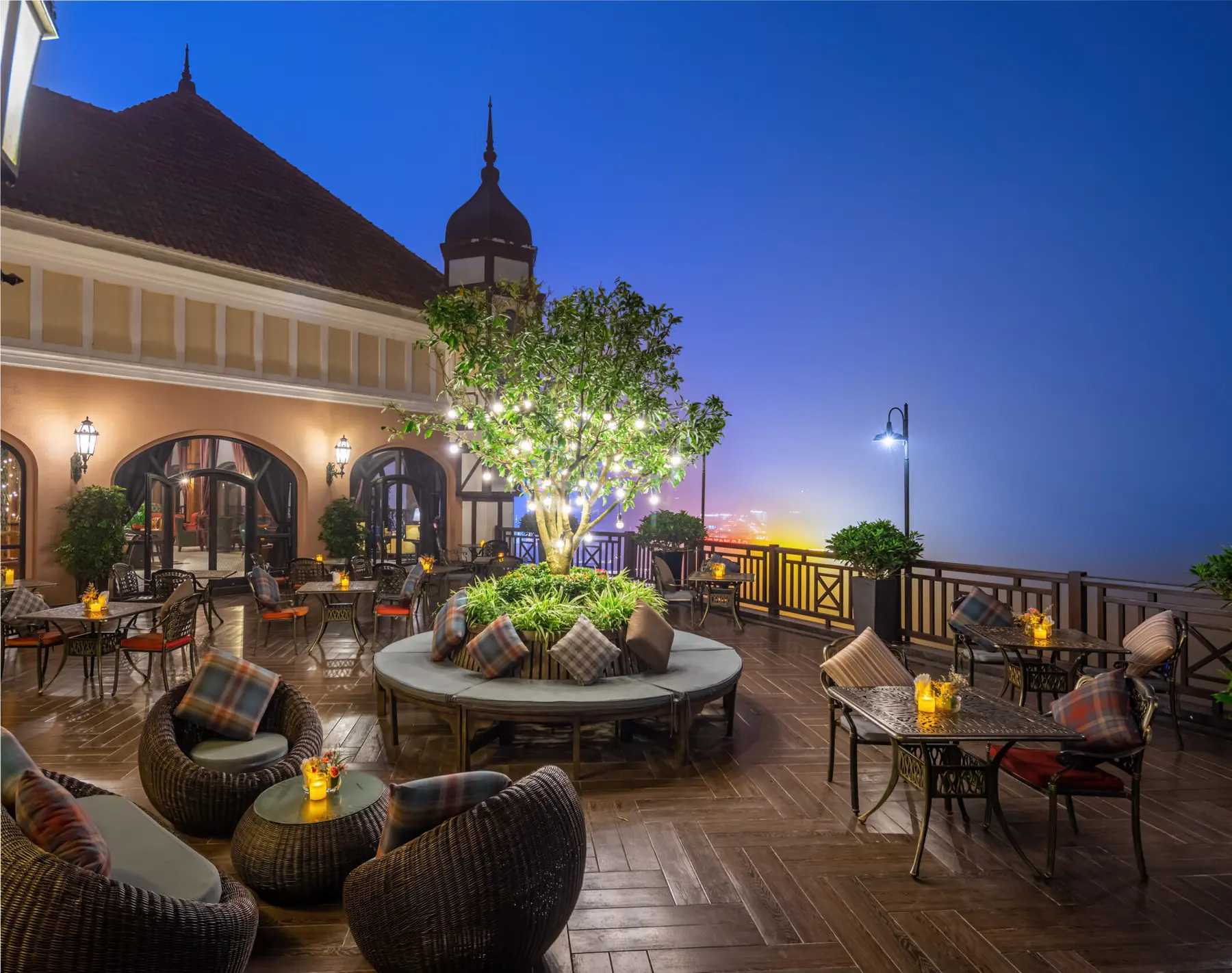 Sân hiên Lounge Bar Venus Hotel Tam Đảo buổi tối – Venus Hotel Tam Đảo