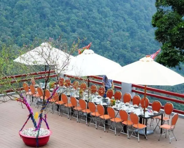 Sân ngoài trời của nhà hàng Tây Thiên nhìn ra rừng núi – Venus Hotel Tam Đảo