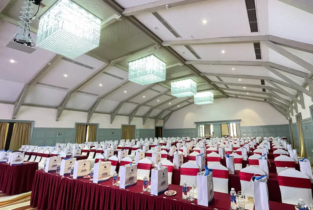Ballroom Venus Hotel Tam Đảo xếp bàn kiểu lớp học cho hội thảo – Venus Hotel Tam Đảo