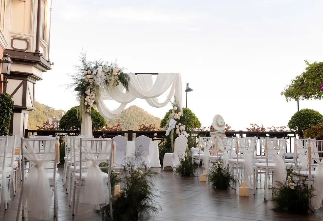 Lễ cưới ngoài trời ở Venus Hotel Tam Đảo, cổng hoa trắng nhìn ra núi – Venus Hotel Tam Đảo