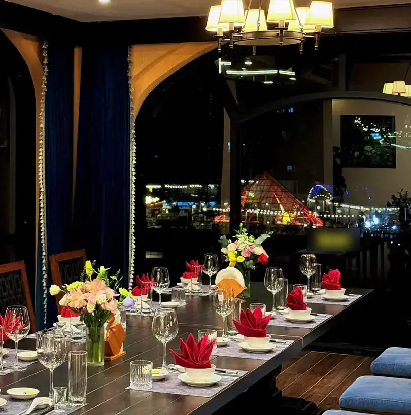 Bàn tiệc tối trong phòng Function Venus Hotel Tam Đảo, cửa kính nhìn ra thị trấn – Venus Hotel Tam Đảo