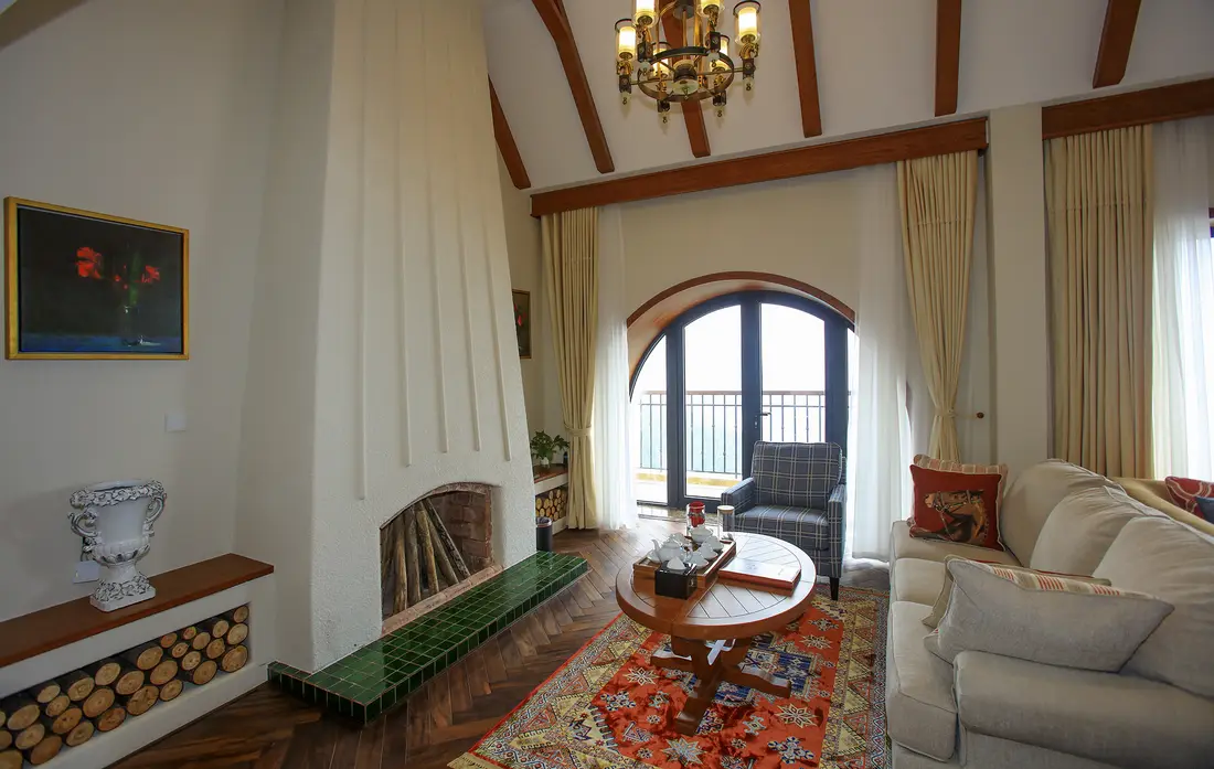 Phòng khách Grand Suite, lò sưởi và cửa vòm ra ban công – Venus Hotel Tam Đảo