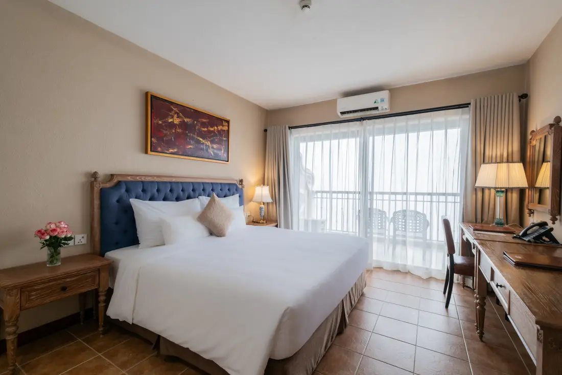 Phòng ngủ Senior Suite, cửa kính ra ban công – Venus Hotel Tam Đảo