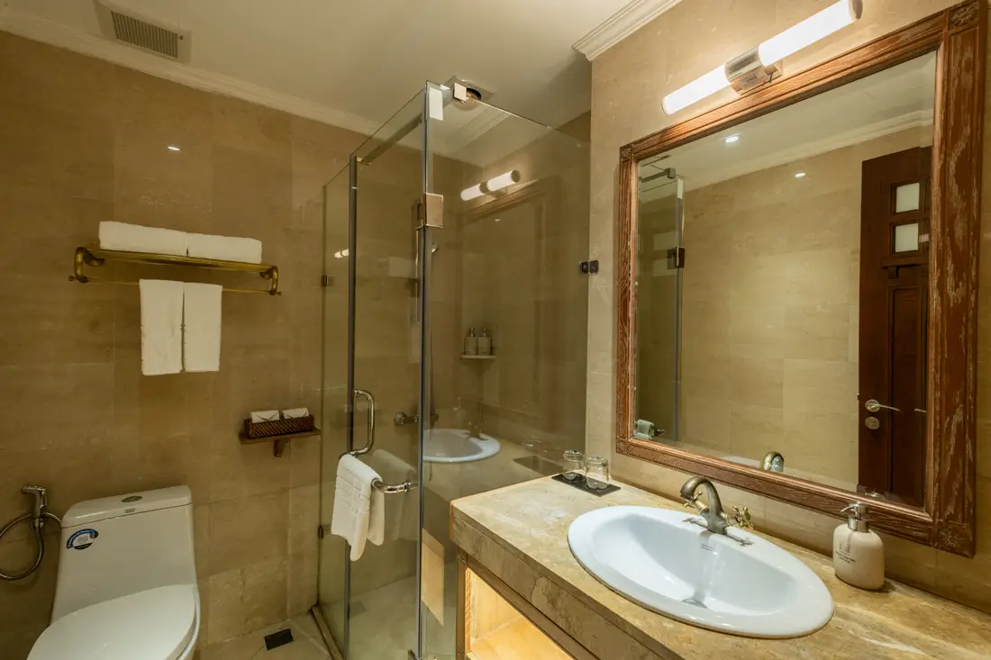Phòng tắm vách kính hạng Suite – Venus Hotel Tam Đảo