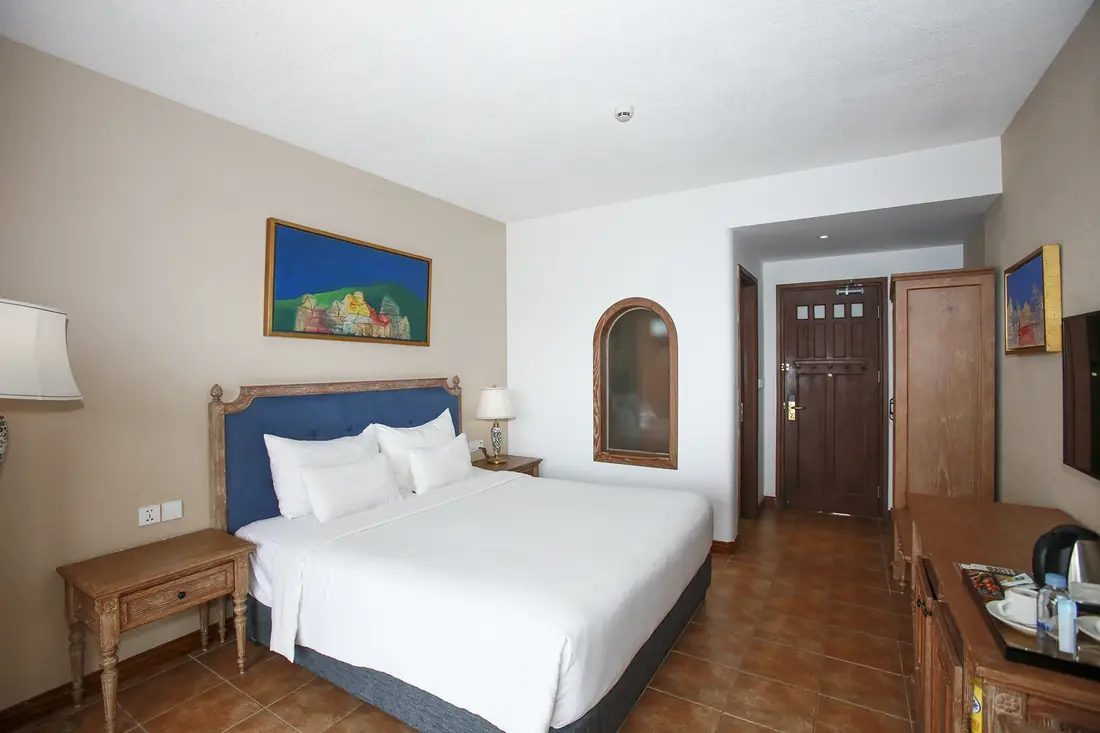 Phòng Deluxe Mountain View, đầu giường xanh, gương vòm – Venus Hotel Tam Đảo