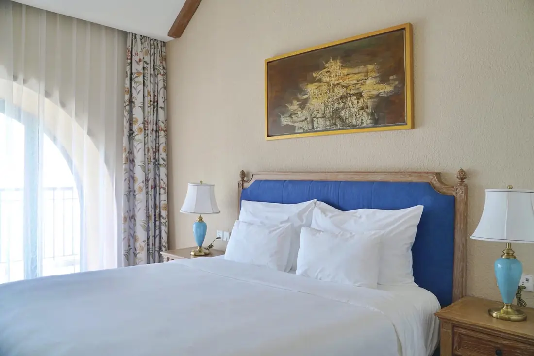 Giường đôi cạnh cửa sổ vòm, phòng Deluxe Mountain View – Venus Hotel Tam Đảo
