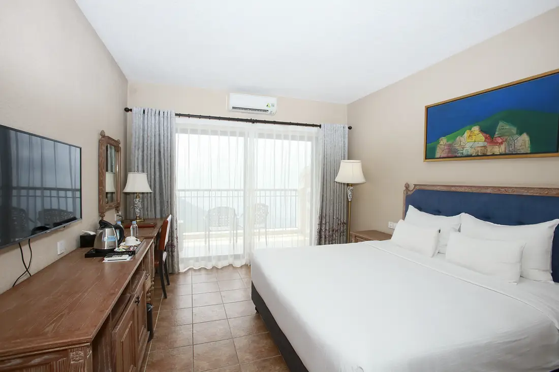 Giường đôi phòng Deluxe Mountain View – Venus Hotel Tam Đảo