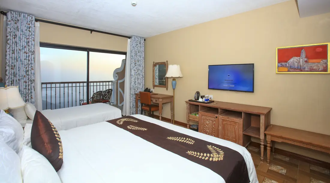 Hai giường và ban công kính nhìn núi lúc chiều – Venus Hotel Tam Đảo