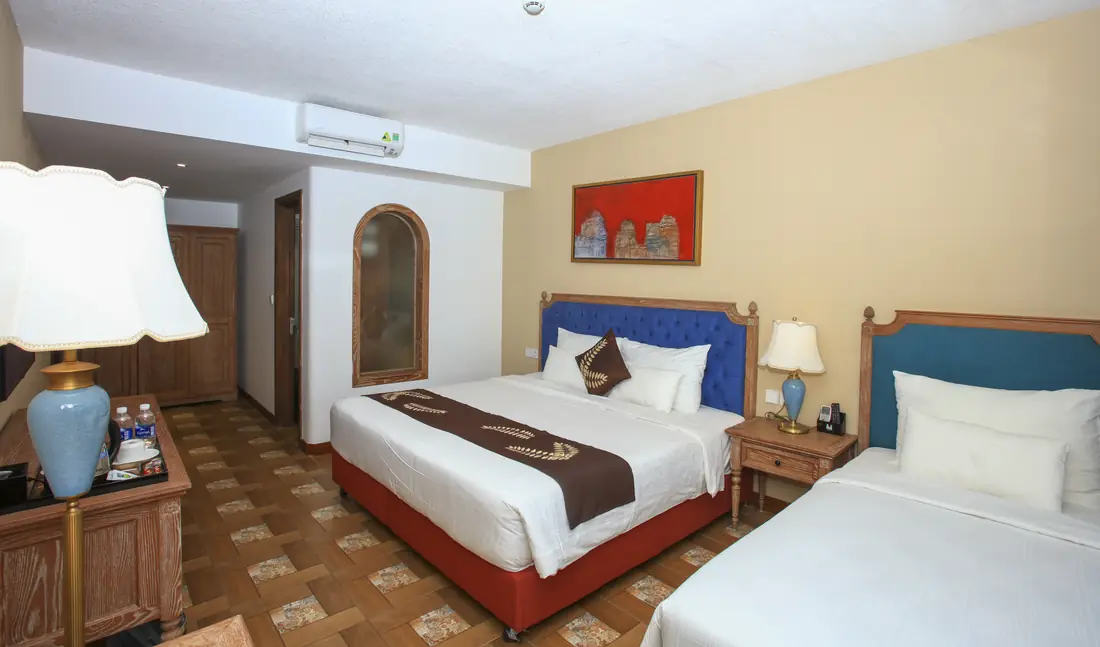 Đầu giường xanh, gương vòm phòng Deluxe Triple Balcony – Venus Hotel Tam Đảo