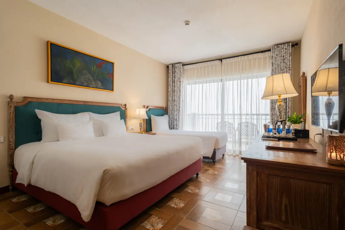 Giường đôi và giường đơn phòng Deluxe Triple Balcony – Venus Hotel Tam Đảo