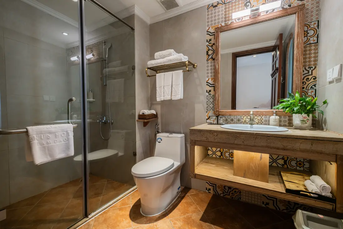 Phòng tắm vách kính Deluxe Triple Balcony – Venus Hotel Tam Đảo