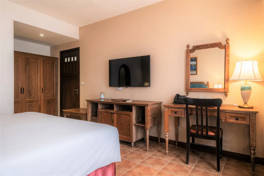 Bàn làm việc, tủ TV và tủ áo phòng Deluxe Triple – Venus Hotel Tam Đảo