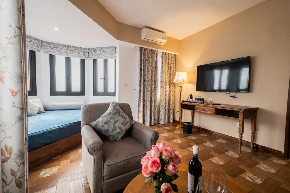 Ghế ngồi bên cửa sổ lồi phòng Family Suite – Venus Hotel Tam Đảo