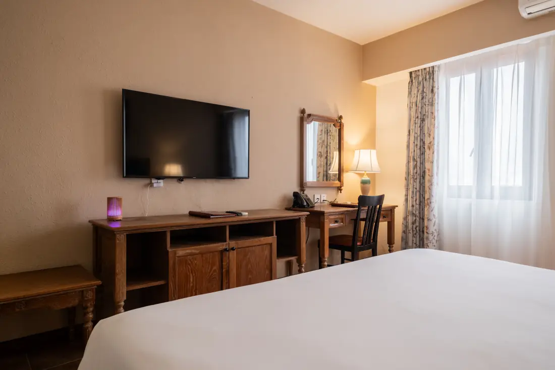Kệ TV và bàn làm việc phòng Family Suite – Venus Hotel Tam Đảo