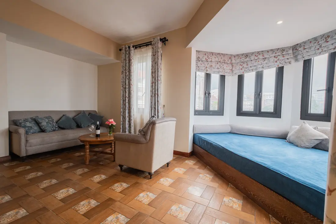 Phòng khách Family Suite có sofa – Venus Hotel Tam Đảo