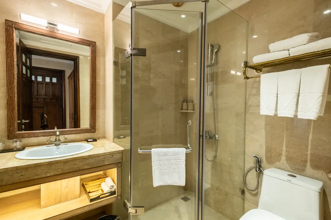 Phòng tắm vách kính Family Suite – Venus Hotel Tam Đảo