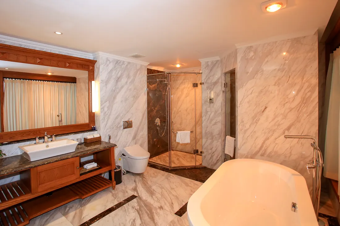Phòng tắm Grand Suite: bồn tắm nằm, buồng sen kính, đá cẩm thạch – Venus Hotel Tam Đảo