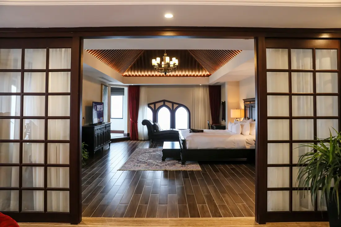 Cửa lùa gỗ kính vào phòng ngủ Grand Suite 2101 – Venus Hotel Tam Đảo