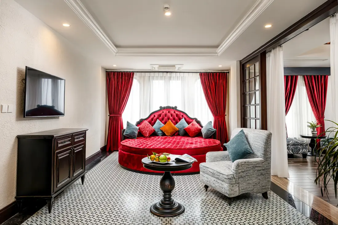 Phòng khách Grand Suite 2101, sofa đỏ – Venus Hotel Tam Đảo