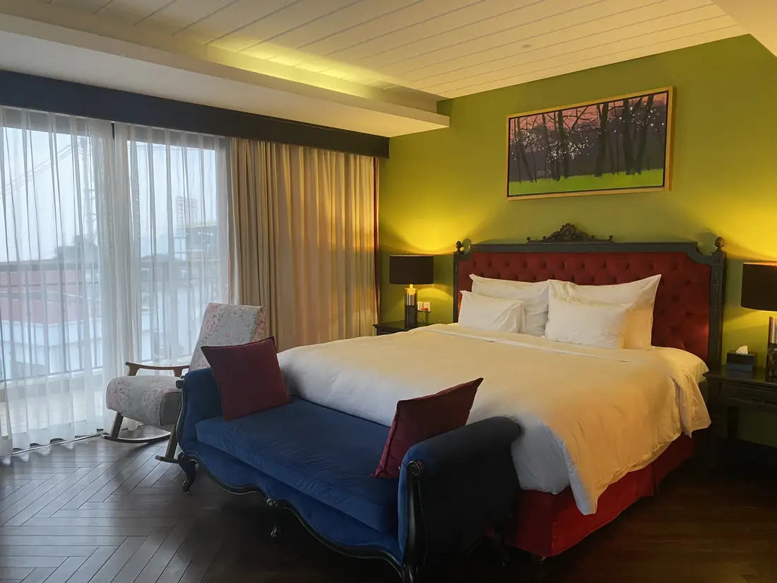 Phòng ngủ Grand Suite 3416, tường xanh lá – Venus Hotel Tam Đảo