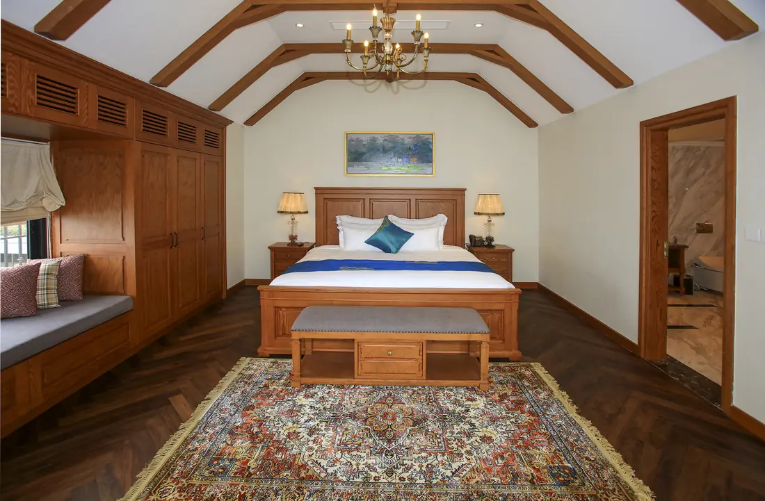 Phòng ngủ Grand Suite 3516, mái dầm gỗ – Venus Hotel Tam Đảo