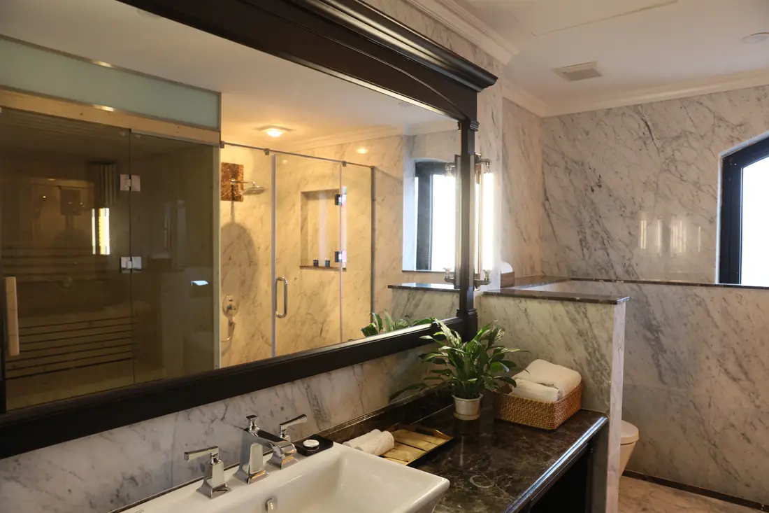 Phòng tắm ốp đá cẩm thạch, Grand Suite – Venus Hotel Tam Đảo