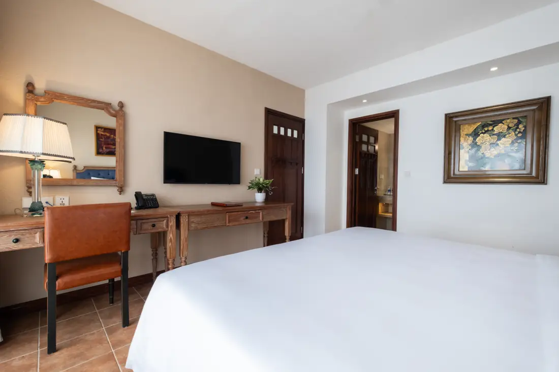 Bàn làm việc phòng ngủ Senior Suite – Venus Hotel Tam Đảo