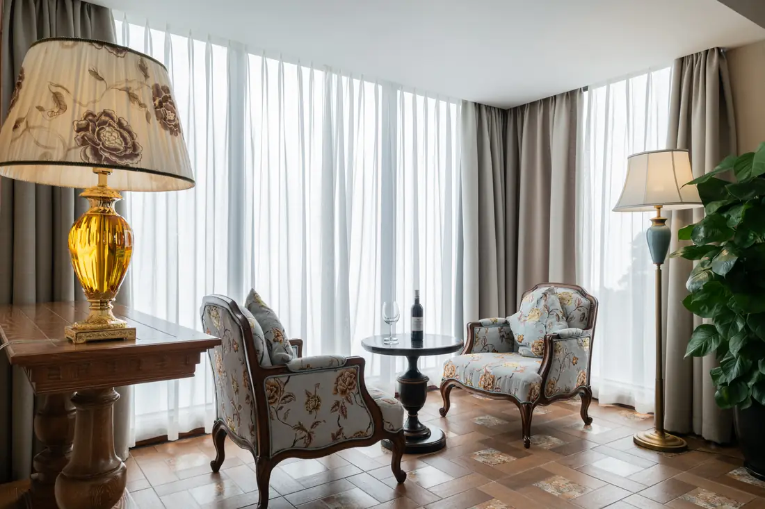 Đôi ghế bành phòng Senior Suite – Venus Hotel Tam Đảo