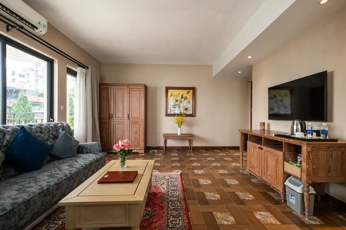 Phòng khách Senior Suite, sofa và kệ TV gỗ – Venus Hotel Tam Đảo