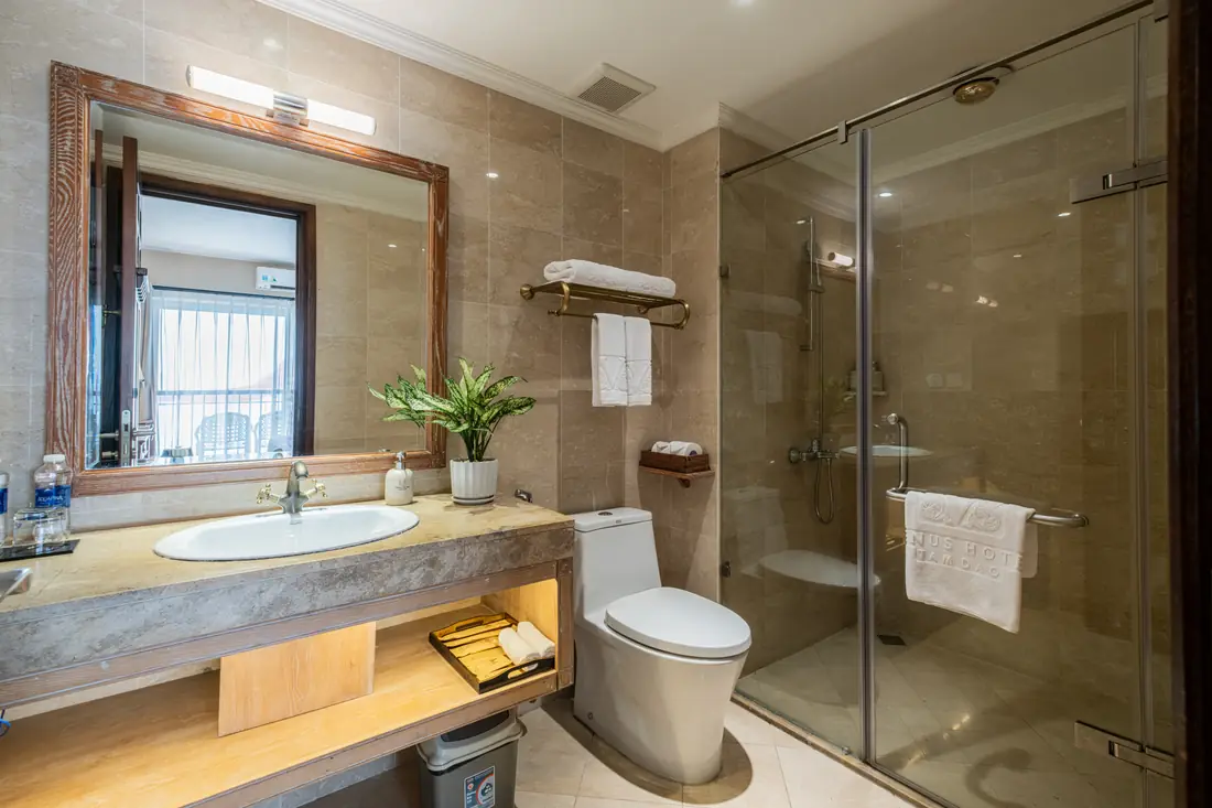 Phòng tắm vách kính, bồn rửa đá Senior Suite – Venus Hotel Tam Đảo
