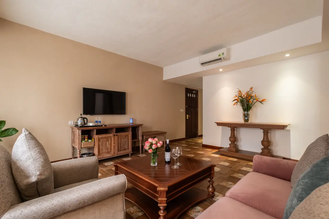 Phòng khách phòng Suite nhìn về kệ TV – Venus Hotel Tam Đảo