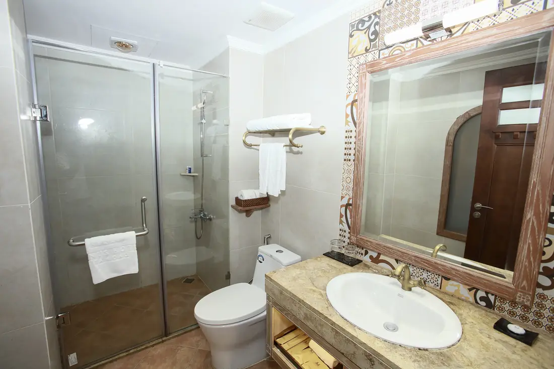 Phòng tắm vách kính phòng Superior – Venus Hotel Tam Đảo