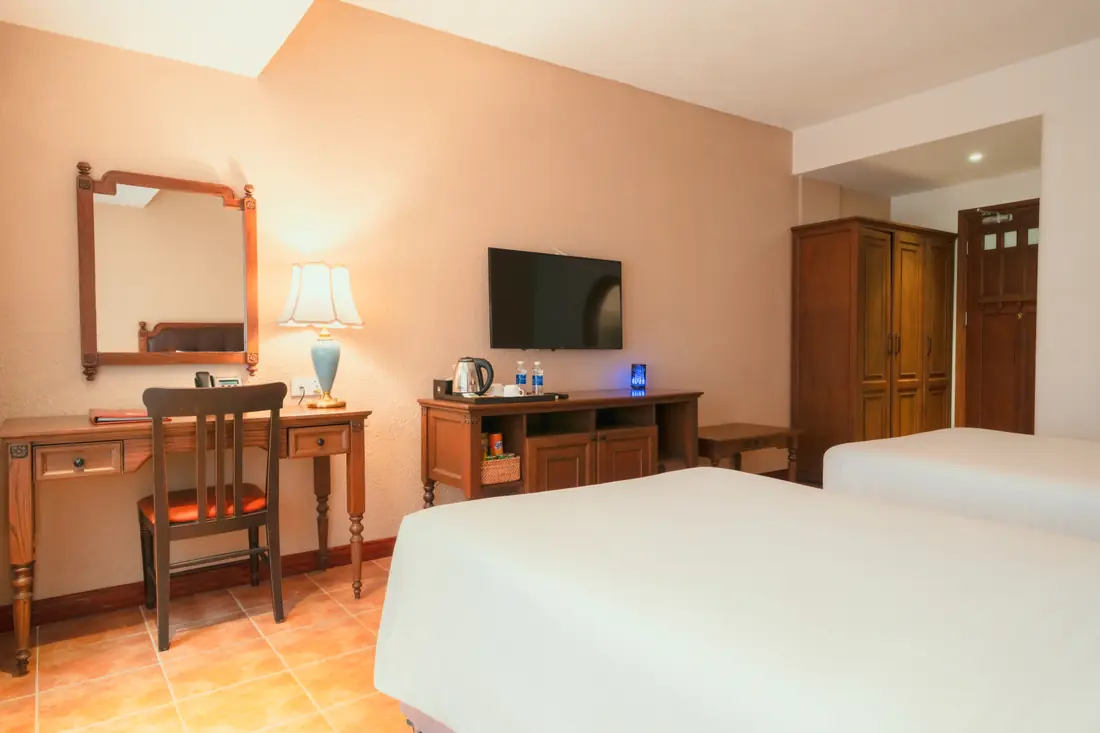 Phòng Superior 2 giường đơn, bàn làm việc và gương vòm – Venus Hotel Tam Đảo