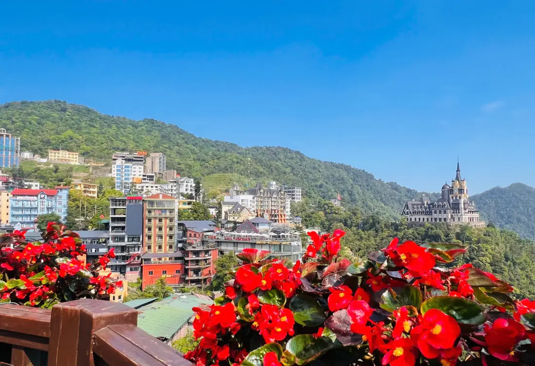 Ban công hoa nhìn ra thị trấn và núi – Venus Hotel Tam Đảo