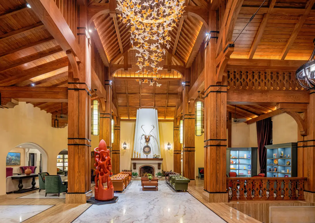 Sảnh gỗ, đèn chùm, lò sưởi – Venus Hotel Tam Đảo