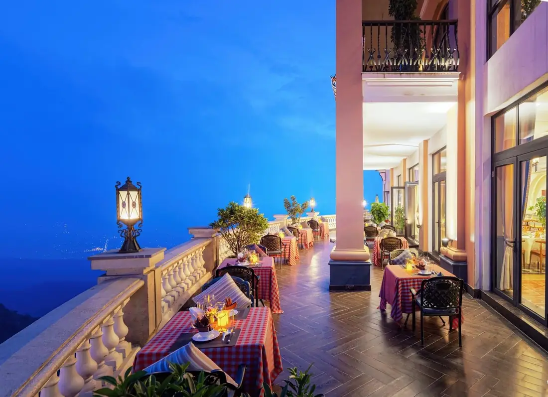 Hiên nhà hàng lúc chạng vạng – Venus Hotel Tam Đảo