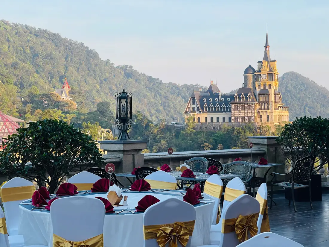 Bàn tiệc ngoài hiên nhìn ra lâu đài Tam Đảo – Venus Hotel Tam Đảo